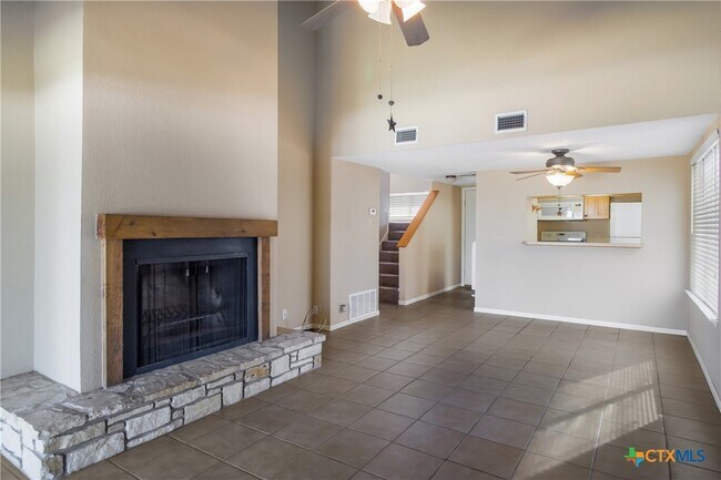 Building Photo - 1101 Parkview Dr