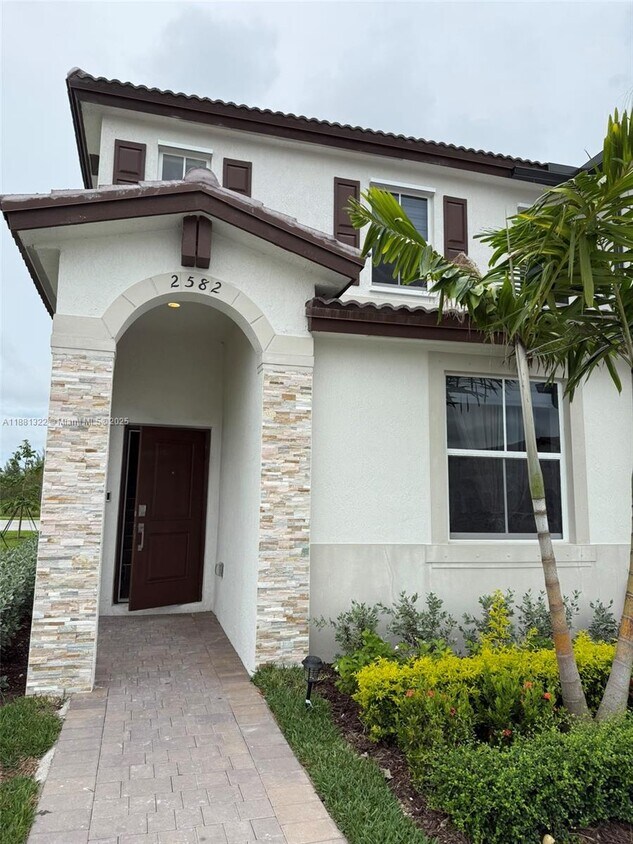 Foto principal - 2582 SE 29th St
