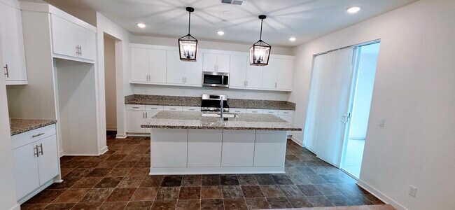 La cocina es espaciosa y cuenta con amplios gabinetes. Incluye lavavajillas. - 35147 Cooper Pl