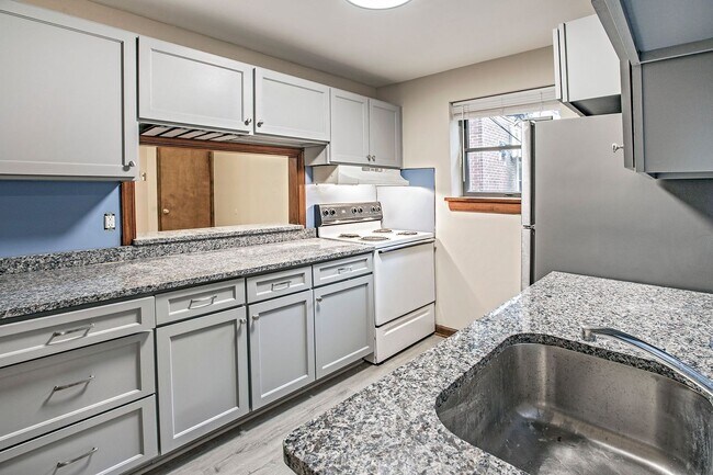 Foto del edificio - Cool Springs townhome featuring 2 Bedrooms...