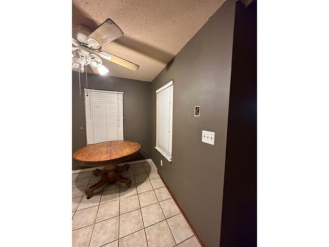 Building Photo - 5945 RobleLoma Dr