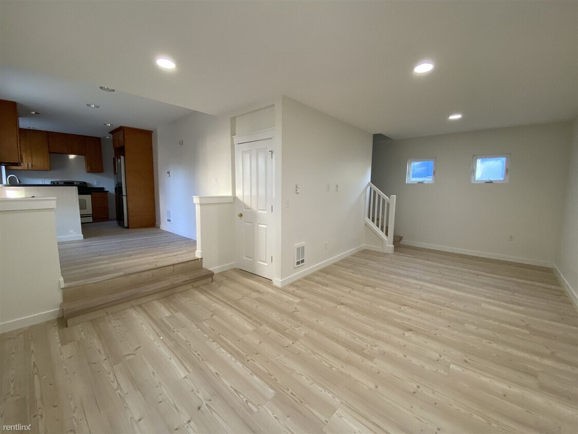 Primary Photo - 4 br, 3 bath Triplex - 8120 Delridge Way S...