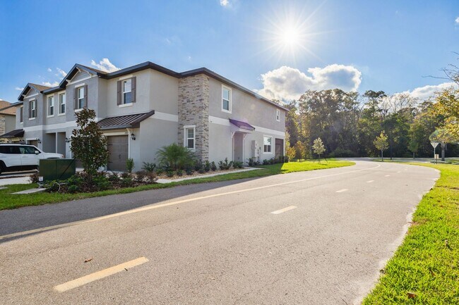 Foto del edificio - Brand New End Unit Townhome in Angeline Co...