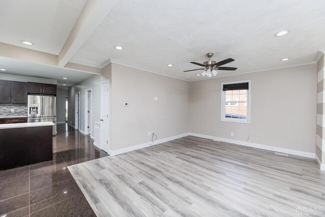 Building Photo - 52 Sharot St