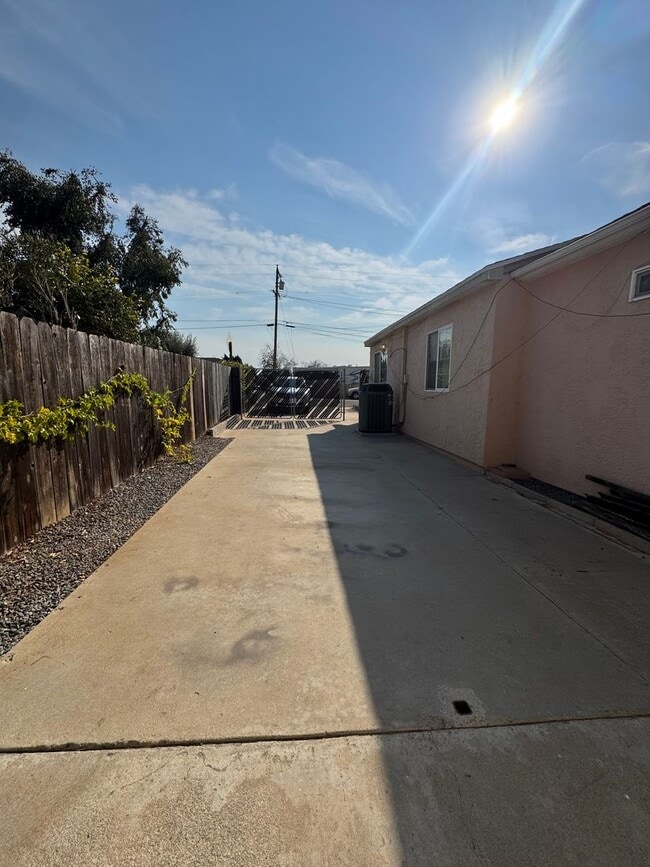 Building Photo - 5 Bedroom, 3.5 Bath, Beautiful 1,856 SQ FT...