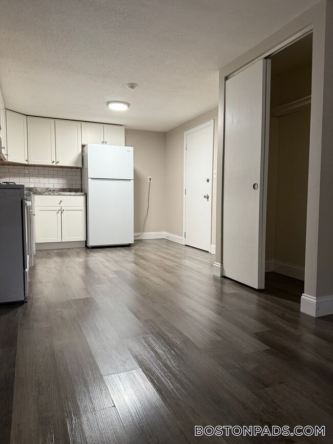 Building Photo - 887 Varnum Ave