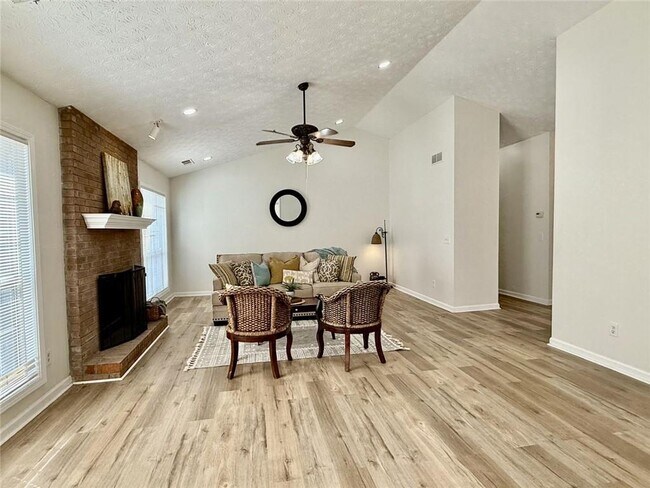 Foto del edificio - 3267 Summit Glen Dr