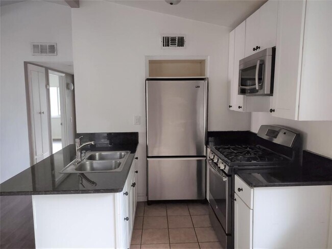 Building Photo - 2503 Manor Cir