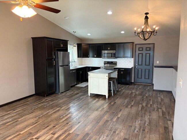 Foto del edificio - Modern 3-Bedroom Gem with Spacious Basement and Fenced Yard in Box Elder