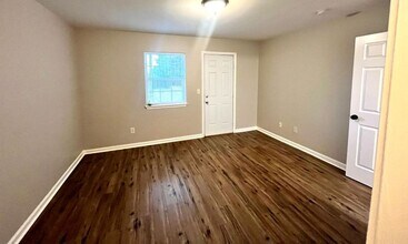 Building Photo - 2912 Creekview Ct
