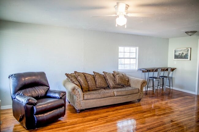 Building Photo - 903 S 6th