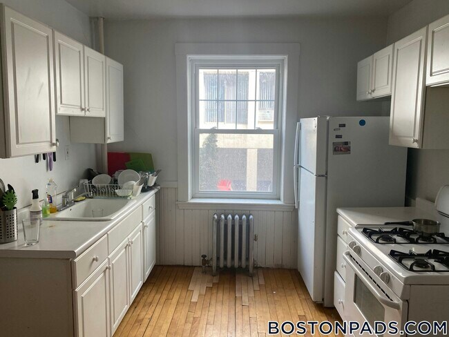 Building Photo - 14 Centre St