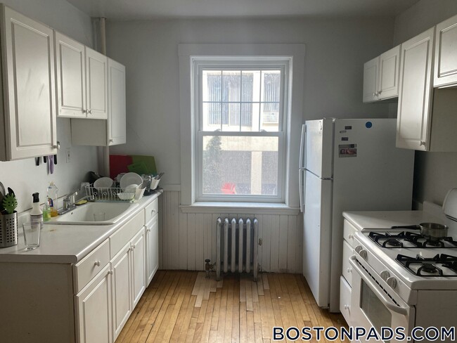 Building Photo - 14 Centre St