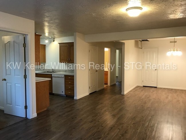 Building Photo - **Adorable Newly Remodeled Apartment**