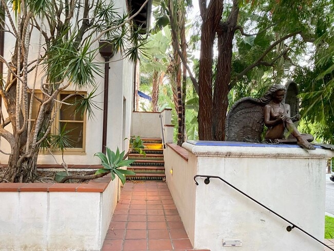 Foto del edificio - 1414 N Harper Ave