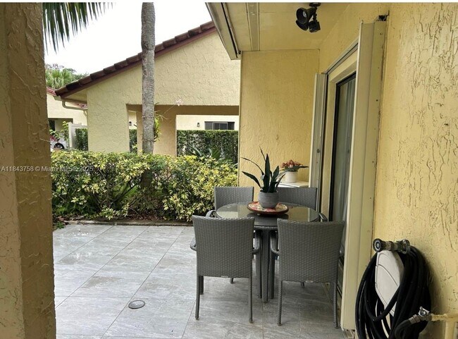 Foto del edificio - 16249 Laurel Dr