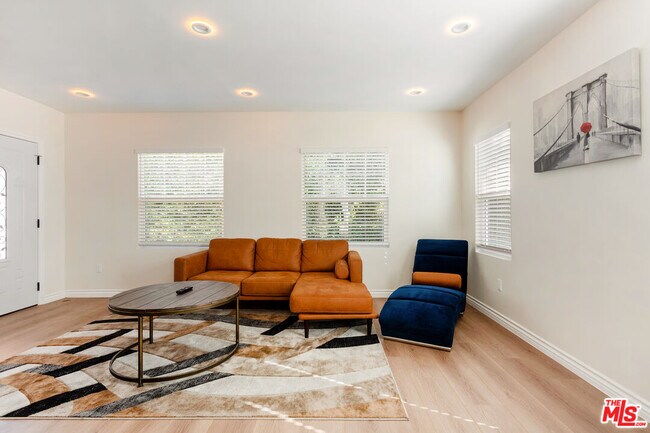 Building Photo - 1419 N Orange Dr