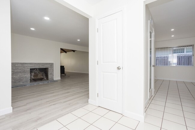 Building Photo - Beautifully Remodeled 3 Bedroom, 2 Bathroo...