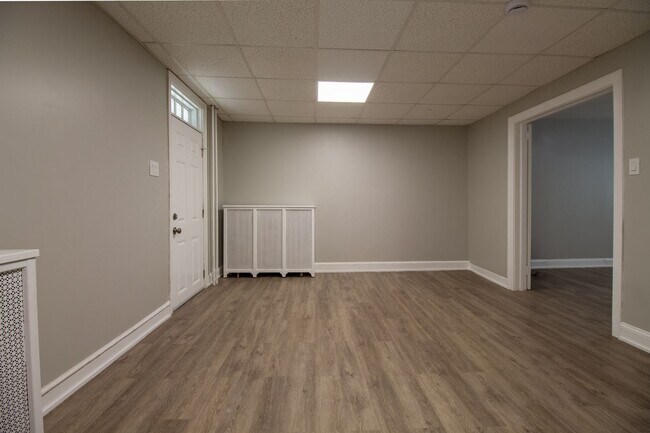 Foto del edificio - Gut Renovated Three Bedroom/1.5 Bathroom H...