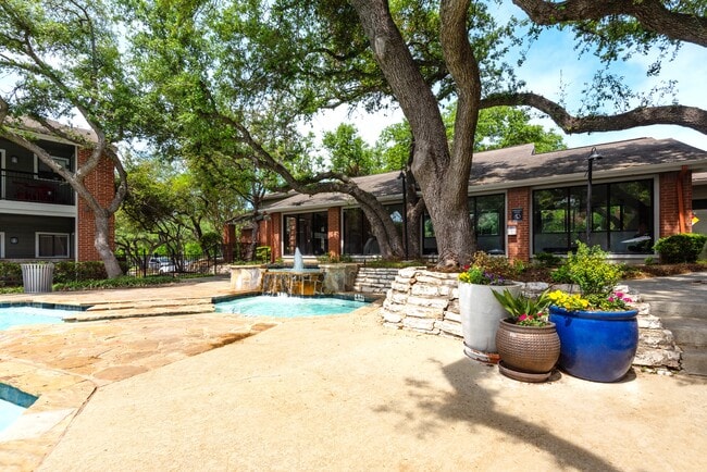 Building Photo - Arboretum Oaks