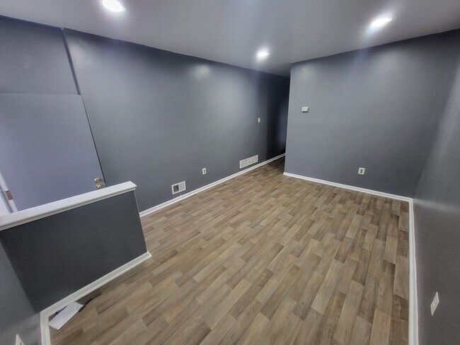 Building Photo - 4 Bed/ 2 Bath Townhouse