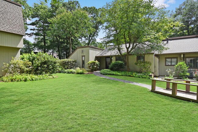 Building Photo - 5 Byron Dr