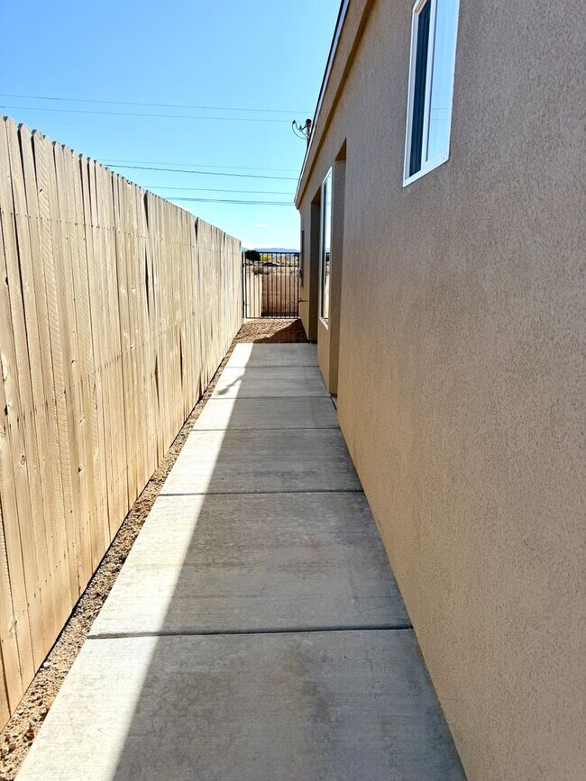 Foto del edificio - 3154 E Neal Ave