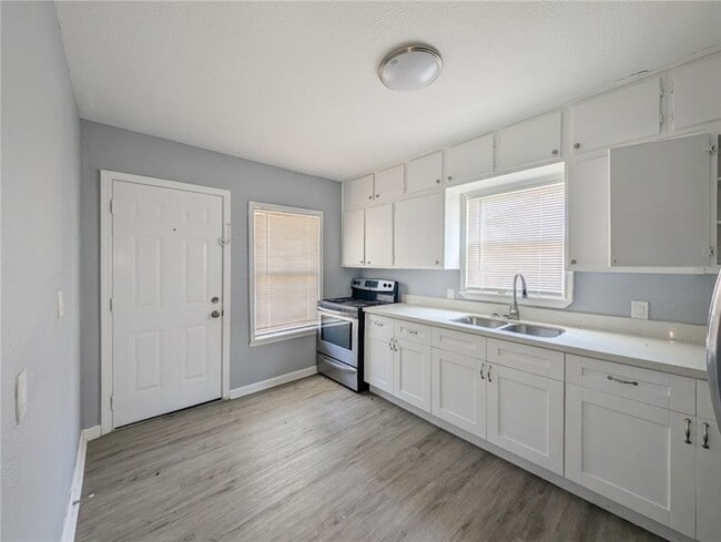 Foto del edificio - 4709 Archer Dr