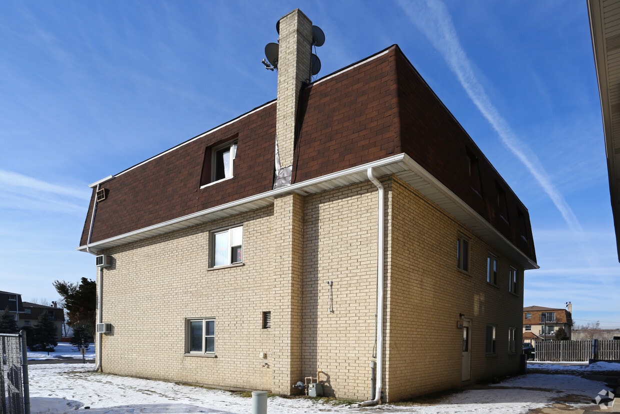 1040 W Irving Park Rd, Bensenville, IL 60106 Apartments in