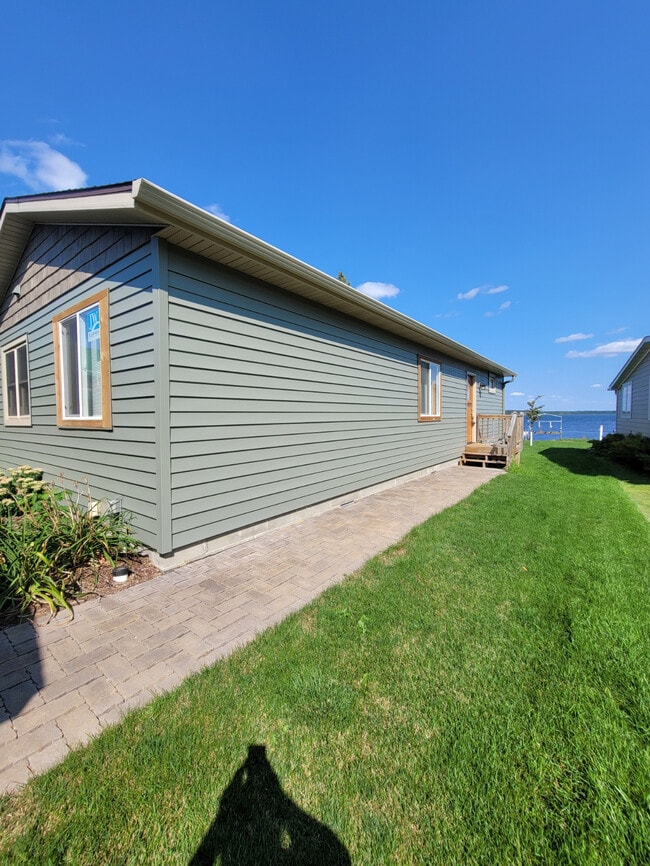 Building Photo - 6526 Birchmont Dr NE