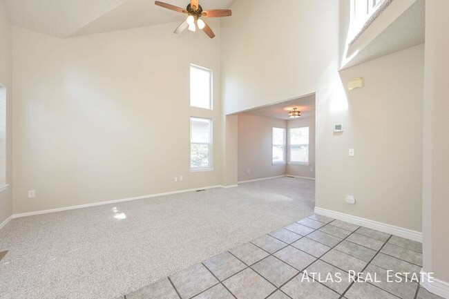 Building Photo - Beautiful 4 bed 3 bath entertainer's delig...