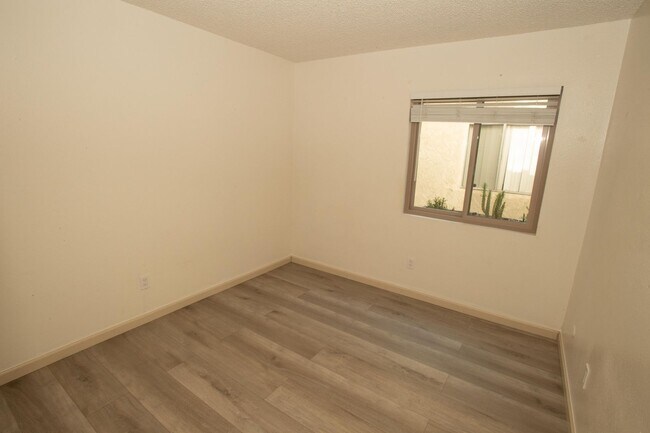 Foto del edificio - Bright and Charming 3 Bedroom 2 Bath Condo with Patio and A/C!