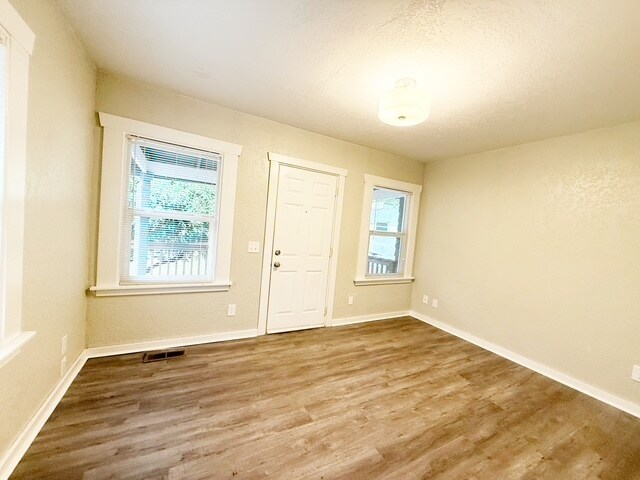 Foto del edificio - 1907 E 18th St