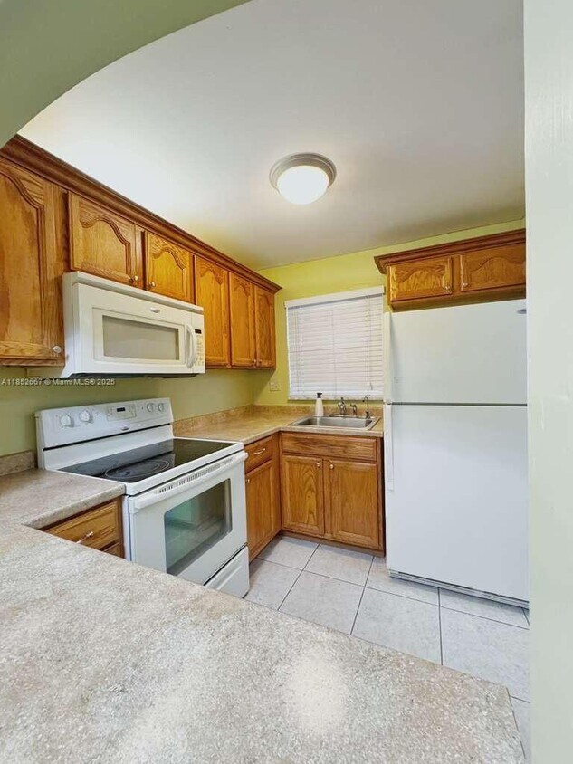 Foto principal - 8325 Sunrise Lakes Blvd