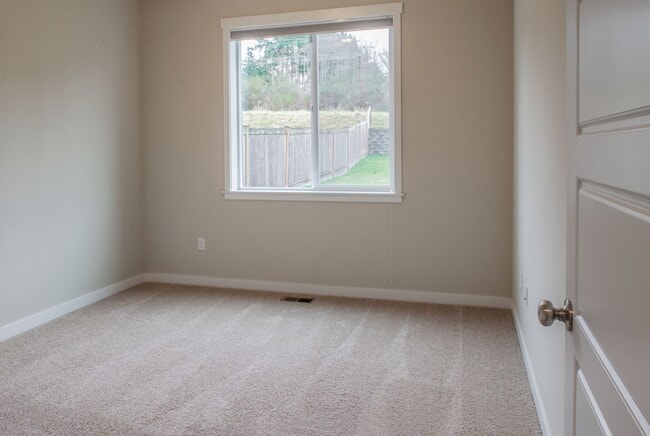 Building Photo - Beautifully Crafted 5bd/3bth home W/ Fence...