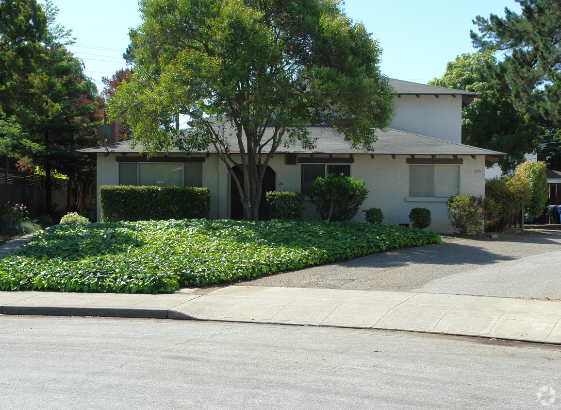 Building Photo - 676 Begonia Way