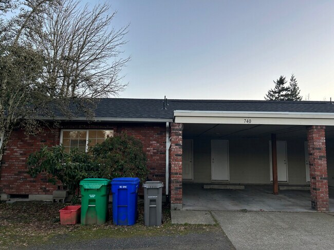 Building Photo - 740-750 W Powell Blvd