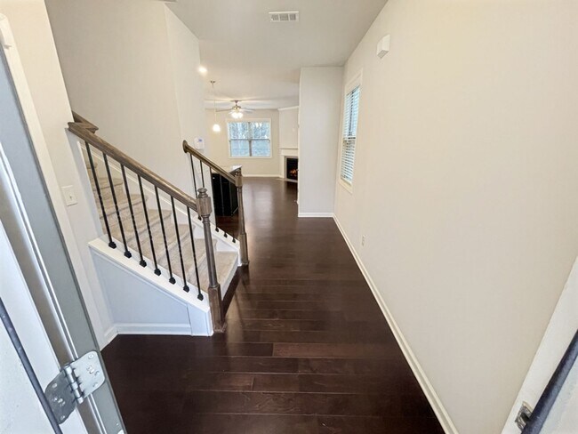 Building Photo - Near New 4BR / 2.5BA in Swim / Tennis Subd...