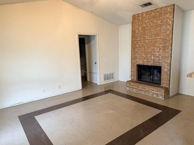 Foto del edificio - 817 Lloyd Ln