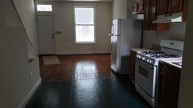 Foto del edificio - 3 bedroom/ 2 bath - home located in South West Philly