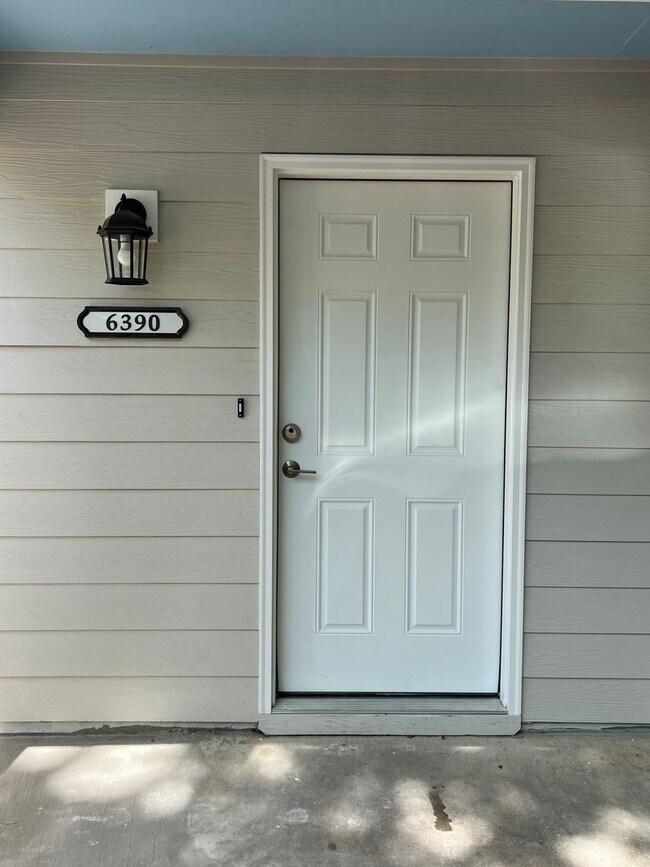 Building Photo - Move In Special $250 off 1st Months Rent