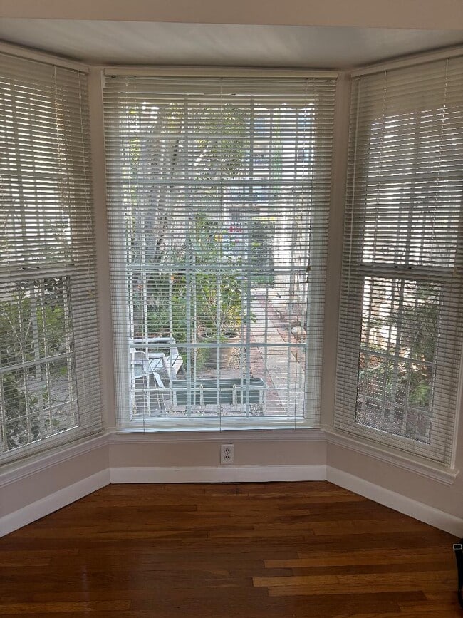 Building Photo - 360 N Doheny Dr