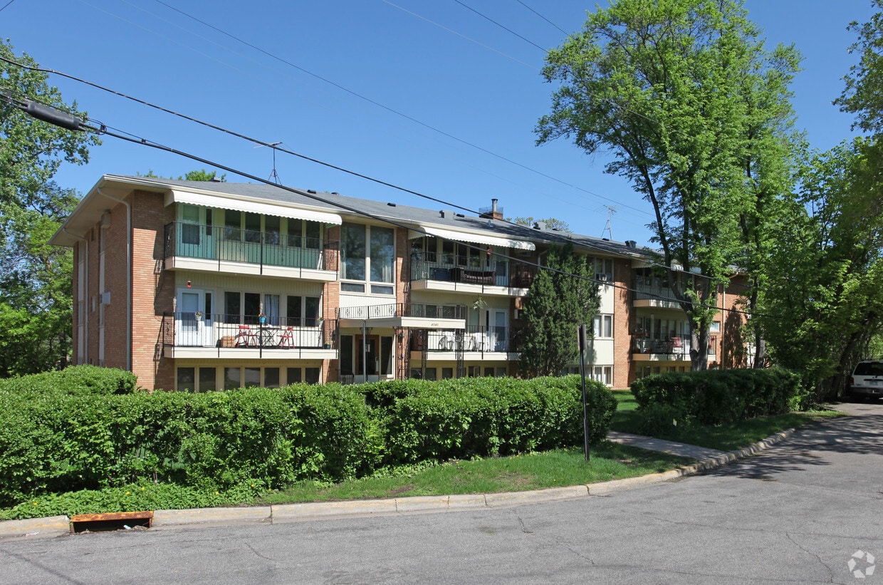4040 36th St W, Saint Louis Park, MN 55416 Apartments in Saint Louis