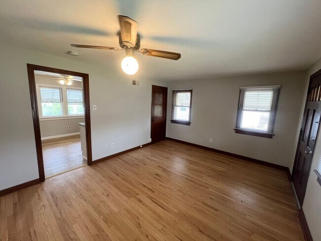 Building Photo - Stunning 2 Bedroom 1 Bath Brick Home! - Pr...