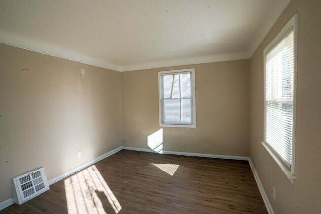 Foto del edificio - This beautifully updated 2-bedroom, 1-bath...