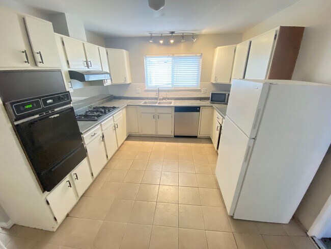 Foto del edificio - Charming 4 Bedroom, 3 Bath, Single-Story H...