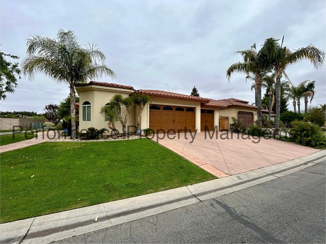 Primary Photo - Gorgeous 2 Bed/2.5 Bath + Office w/ Lake V...