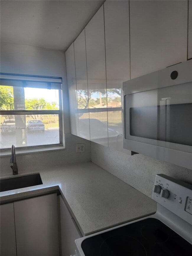 Building Photo - 8450 Sunrise Lakes Blvd