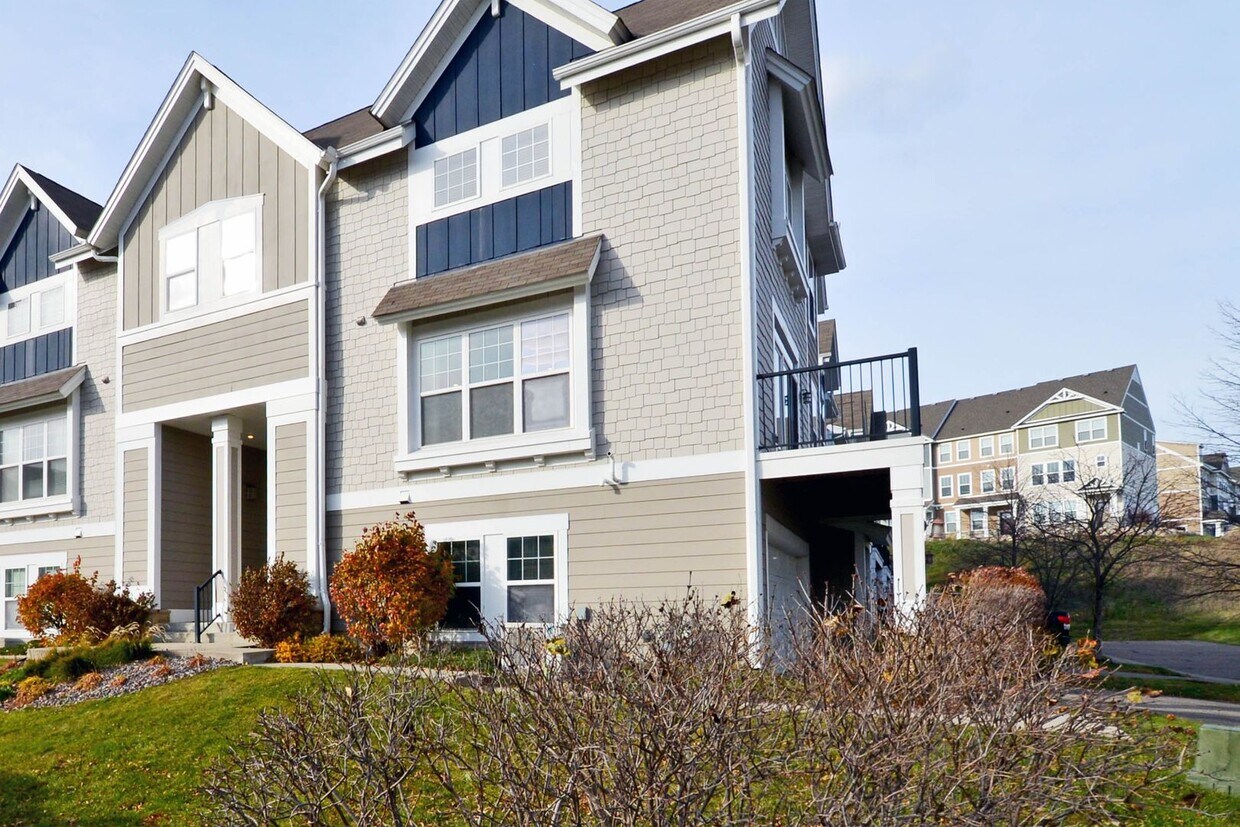 *MoveIn Special!* Spacious 3 Bedroom 2.5 House Rental in Apple Valley, MN