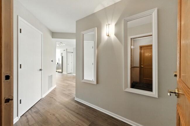 Foto del edificio - 6430 W Berteau Ave